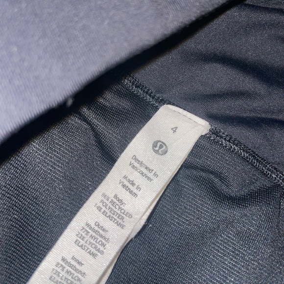 Lulu lemon shorts sz 4 - Picture 5 of 6